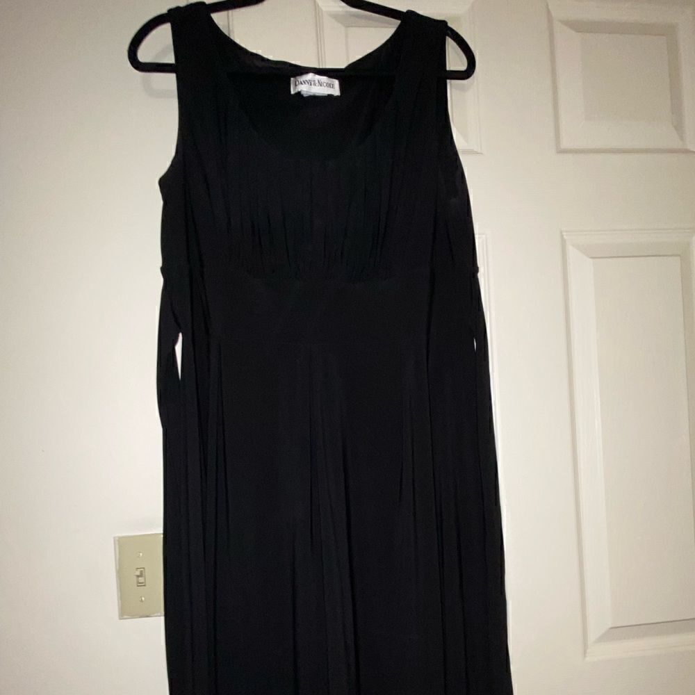 Plus size sleeveless mid length black dress size 16